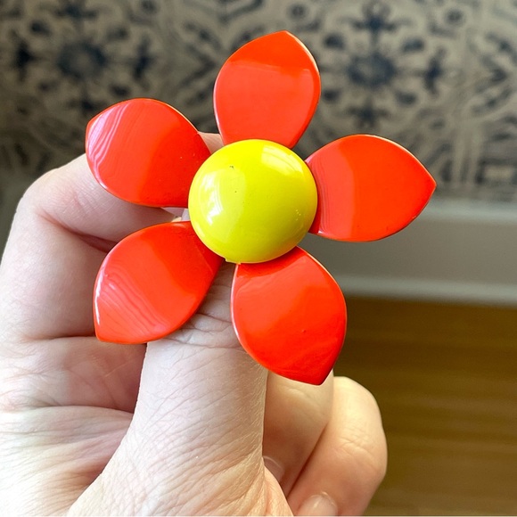 Vintage enamel on copper 5 petal flower power brooch orange yellow mod - Picture 7 of 8